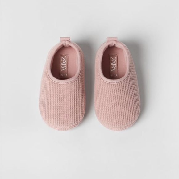 NWT Zara Size 10.5 toddler pink waffle knit slippers with matching bag - Picture 2 of 6